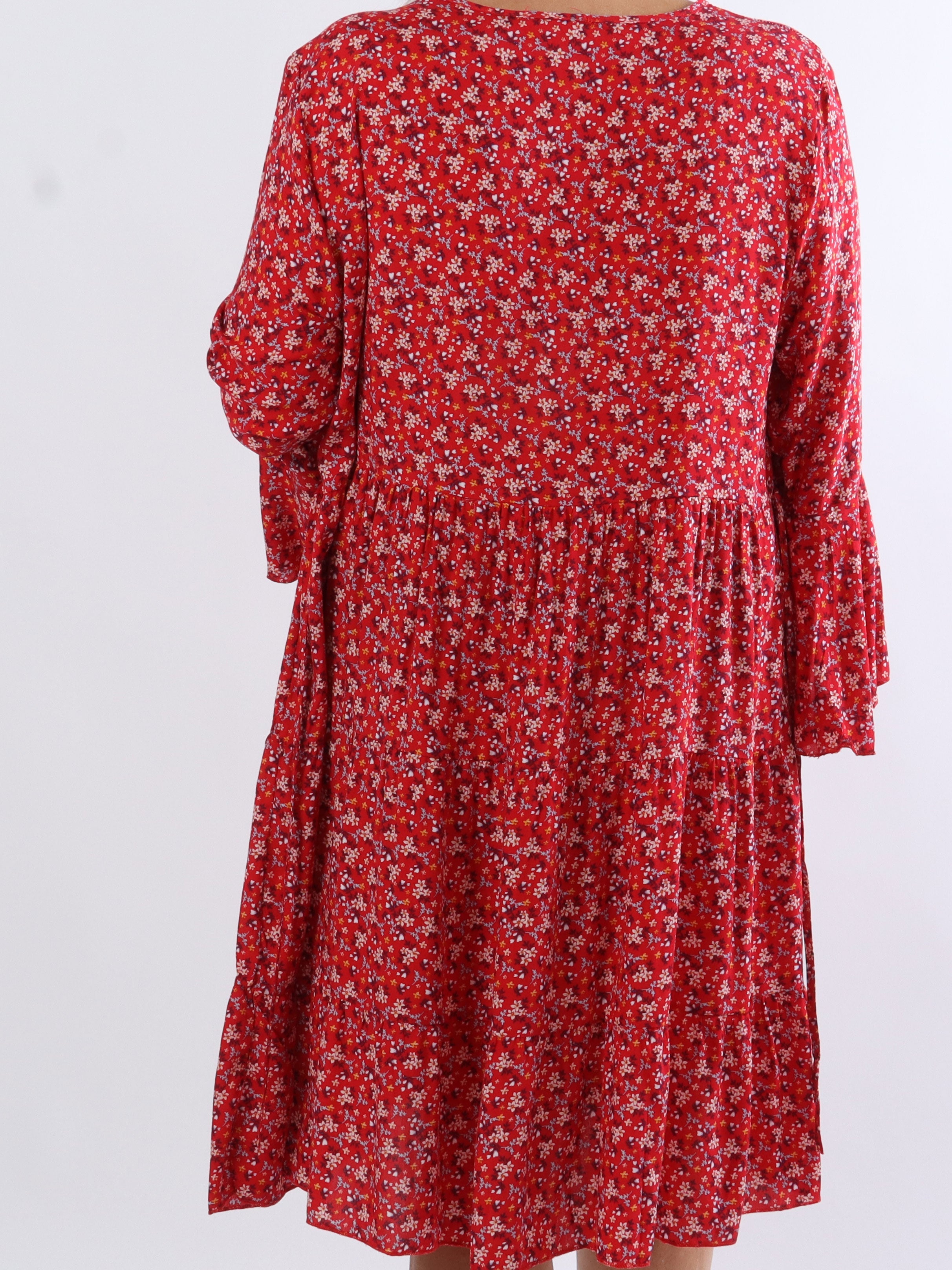 Karla - Blommig klänning i bomull i stora storlekar med knappar